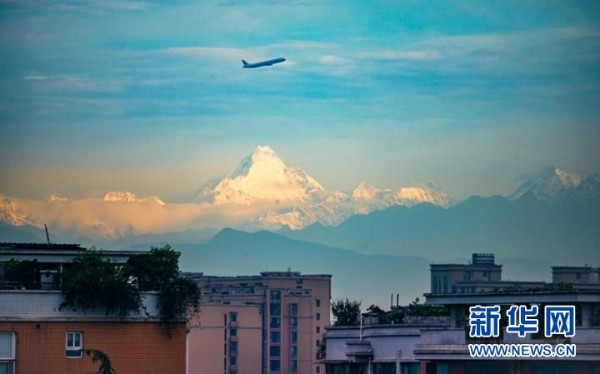 这是2021年6月5日在成都市区拍摄到的雪山。新华网发(吕久一 摄)