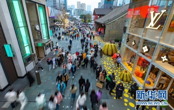2023年1月1日,市民游客在成都太古里逛街购物。新华网发(张可凡 摄)