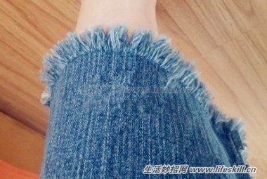 让牛仔裤潮酷有新意!裤管毛边的DIY方法