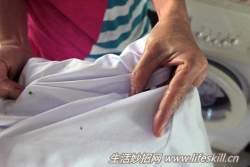 衣服沾上圆珠笔油墨怎么清洗?