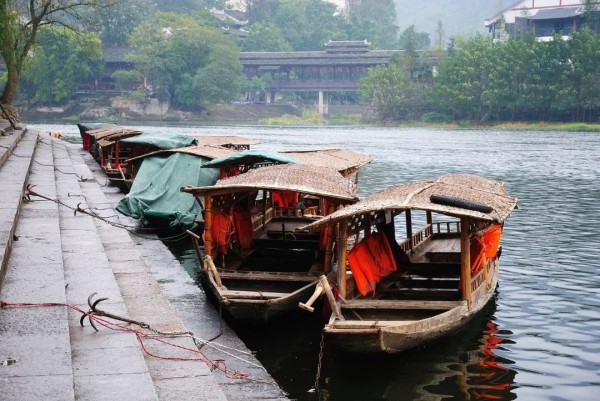 △停靠在江畔的船只。（图/视觉中国）