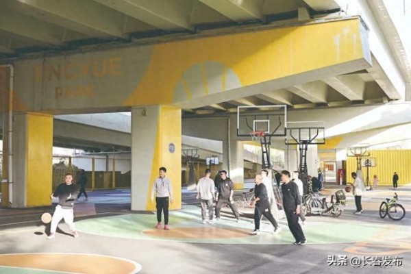 市民正在桥下空地打篮球。
