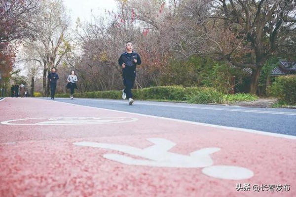 市民在南湖公园里慢跑。