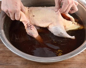金陵盐水鸭(国宴大厨制作淮扬菜的秘密)的做法 步骤4