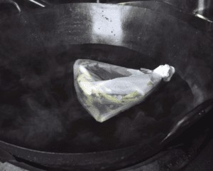 金陵盐水鸭(国宴大厨制作淮扬菜的秘密)的做法 步骤8