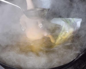 金陵盐水鸭(国宴大厨制作淮扬菜的秘密)的做法 步骤9