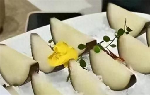 冻梨摆盘后又出地瓜配勺 哈尔滨有多热情