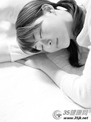 “眠食二者，为养生之要务。”良好的睡眠能补充能量、恢复精力，有“养阴培元”之效。所以，掌握睡眠养生要领，便可踏上简单易行的养生之道。