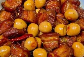 红烧肉炖鹌鹑蛋