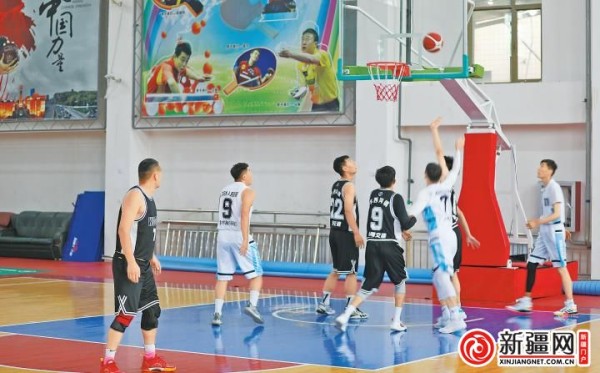 8月8日,在乌鲁木齐县全民健身中心篮球场,甘沟乡代表队对阵水西沟镇代表队。(全媒体记者郭军鸽 通讯员李野摄)
