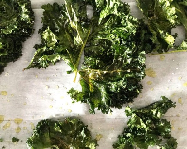 hojas de kale en el horno
