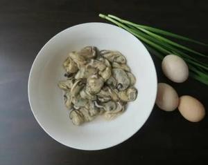 生蚝炒鸡蛋详细家常菜做法的做法 步骤1