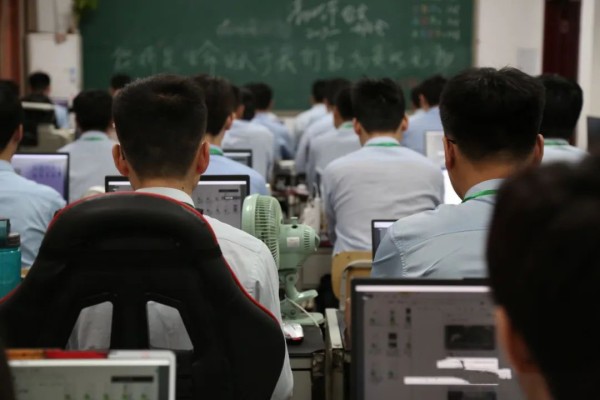 八维学校提高学生数字技术运用能力引领迎接数字化时代