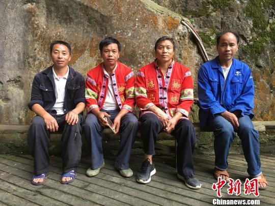 贵州格凸河燕子洞“蜘蛛人”。　杨云 摄