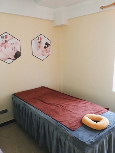 不小心又爱上一位女按摩理疗师。