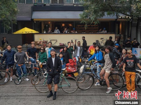 西安自行车爱好者们的活动合影。 受访者供图