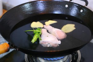 钵钵鸡----附详细料汁儿做法钵钵鸡的做法 步骤1