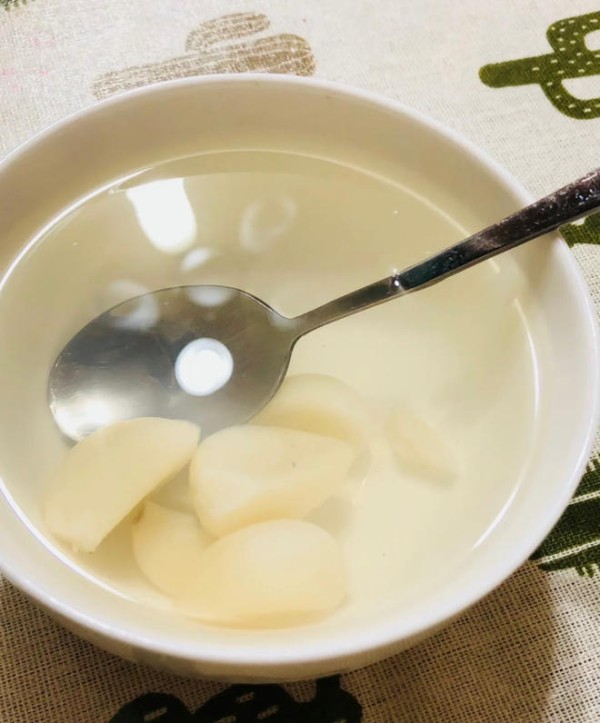 纯天然小妙招冰糖蒸大蒜的做法