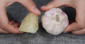 纯天然小妙招冰糖蒸大蒜的做法 步骤2