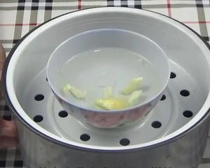 纯天然小妙招冰糖蒸大蒜的做法 步骤5