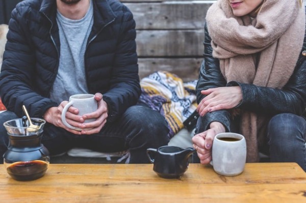 amigos y habilidades sociales tomando cafe