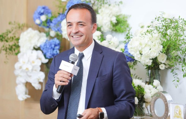 Photograph, Blue, Suit, Formal wear, Ceremony, Yellow, Event, Wedding, Floristry, Smile, 