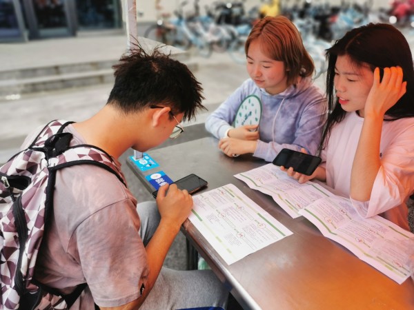 图为江苏科技大学粮食学院志愿者在食堂片区进行科普知识竞答活动.jpg