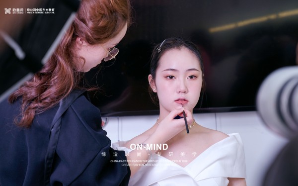 掌握化妆技巧：几个简单的步骤让你的妆容更完美