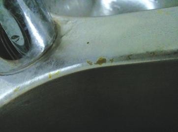 锈迹斑斑的水槽
