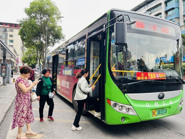 1、市民排队乘车。.jpg