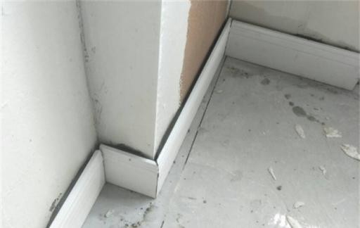 踢脚线缝隙用什么补最好 踢脚线下面缝太大怎么办