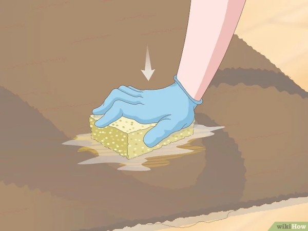 Step 3 轻擦地毯,吸干多余的醋。