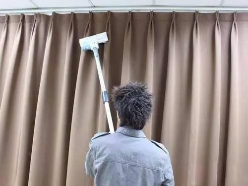 窗帘脏了不用拆、不用洗，这样做比洗还干净｜明天有雨后面连晴