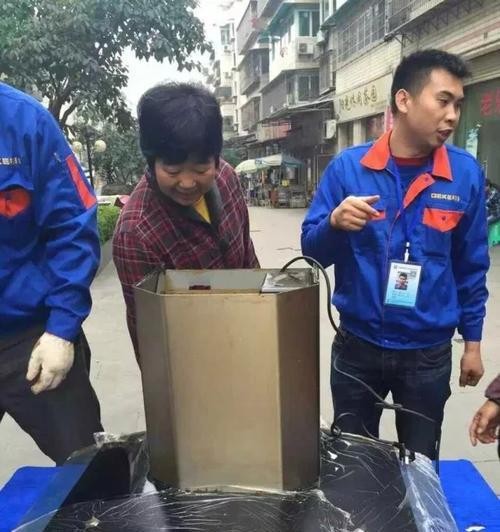 住户油烟机清洗的方法（让你的厨房更清洁） 第1张