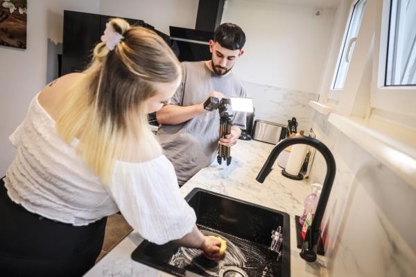 Tips on how to wipe your sink and keep it clear of stubborn stains, thanks to de Bruijn (left), an influencer on TikTok.