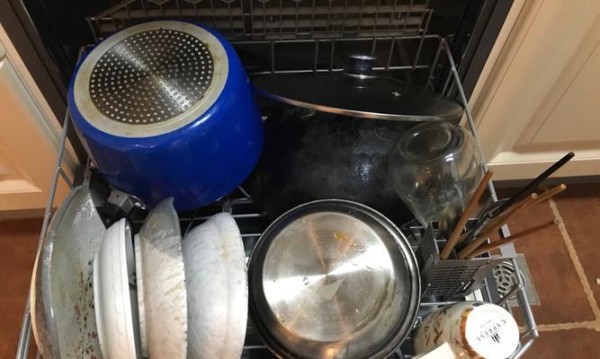 洗碗机为什么会使不锈钢变蓝（探索不锈钢变蓝的原因及应对方法） 第3张
