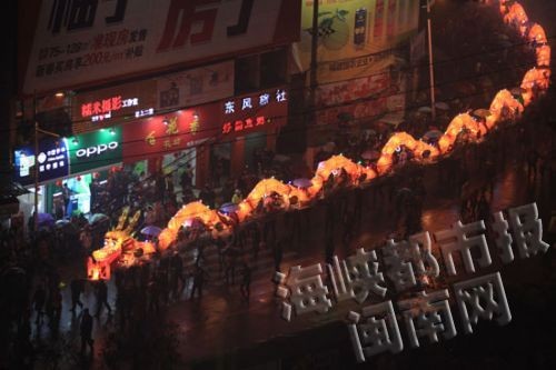 平和小溪镇10万人追“龙艺”　万人空巷追忆乡愁