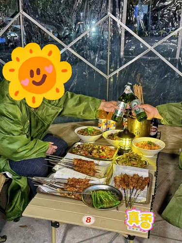 冬日穿着军大衣来撸串！幸福感爆棚！