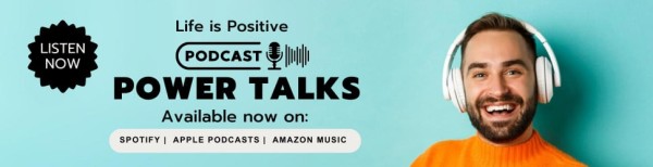 Life is Positive 播客“Power Talks”的横幅。横幅上是一个面带微笑的人，戴着白色耳机，身穿橙色毛衣。文字写道：“现在就收听。Life is Positive 播客：Power Talks 和高效习惯。现在可在 Spotify、Apple Podcasts 和 Amazon Music 上收听。”