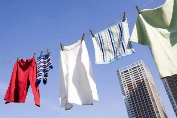 衣服容易掉色怎么办？教你3个妙招防掉色，黑白混洗不串色