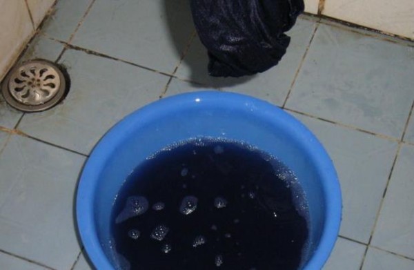 衣服容易掉色怎么办？教你3个妙招防掉色，黑白混洗不串色