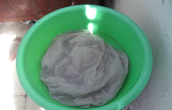 衣服容易掉色怎么办？教你3个妙招防掉色，黑白混洗不串色