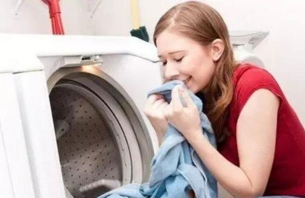 衣服容易掉色怎么办？教你3个妙招防掉色，黑白混洗不串色