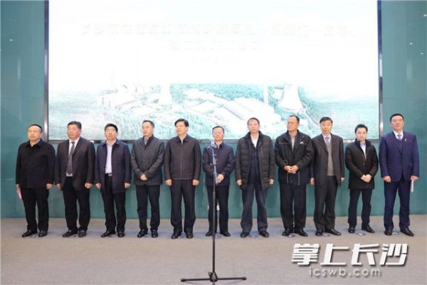 今日上午，长沙市生活垃圾深度综合处理（清洁焚烧）项目投产一周年暨二期项目开工仪式举行。图片均由 刘书勤 摄