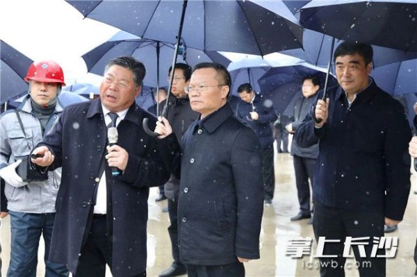 胡忠雄一行实地察看市生活垃圾深度综合处理（清洁焚烧）二期项目建设情况。