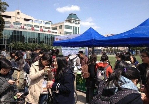 上海建桥学院绿植领养活动现场。