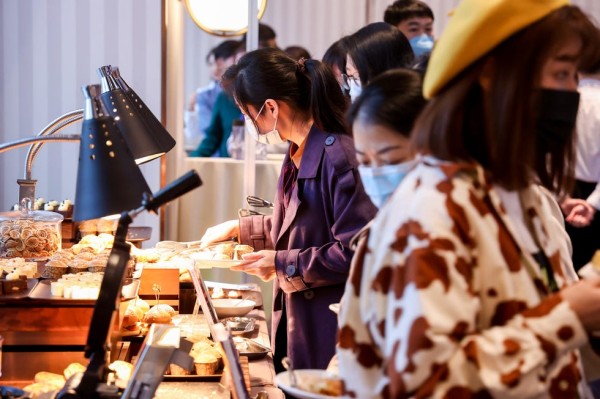 现场嘉宾们有序的品尝美食