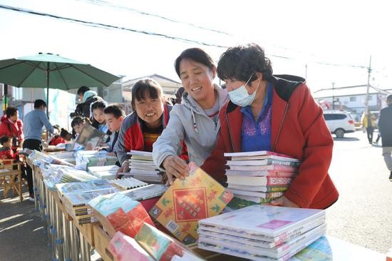 流动书香节现场，村民们正在挑选心仪的图书