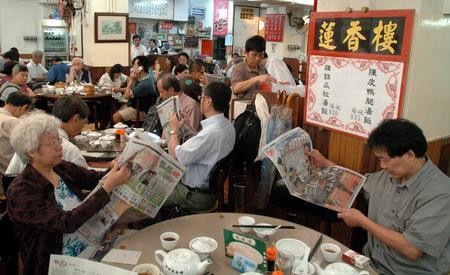 图文：喝茶看报是香港老年人的生活习惯