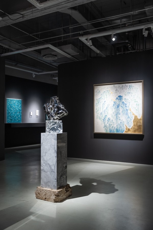 展览入口,展望的《假山石 164#(六面假山石)》与苗彤的《天上人间》